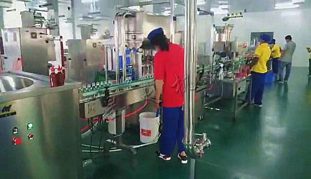 北京番茄醬客戶車間-番茄濃醬灌裝機(jī)-番茄醬自動灌裝生產(chǎn)線應(yīng)用現(xiàn)場